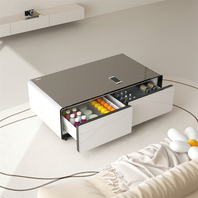 Faltbarer, nicht mehr funktionsfähiger, moderner Mini-Smart-Kühlschrank mit drahtlosem Laden