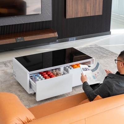 Funktioneller und stilvoller Holztisch perfekt für Ihr modernes Wohnzimmer