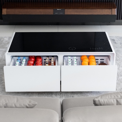 Moderner Metall-Tisch mit Smart-Touch-Bildschirm und eingebauten Kühlschrank
