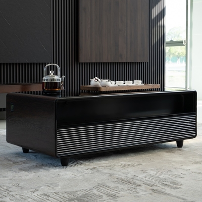 Moderner Metall-Tisch mit Smart-Touch-Bildschirm und eingebauten Kühlschrank