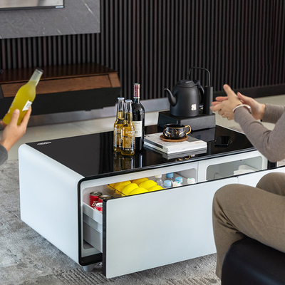 Wohnzimmer Nebentisch mit Smart Coffee Table und Private Mould Hotel Minibar Kühlschrank