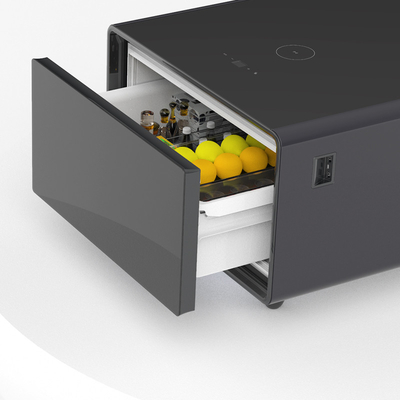 Moderner Touchscreen-Tisch mit eingebautem Kühlschrank und drahtlosem Ladegerät