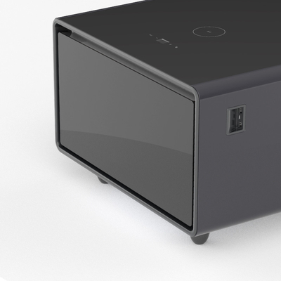 Moderner Touchscreen-Tisch mit eingebautem Kühlschrank und drahtlosem Ladegerät