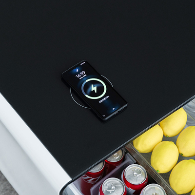 Spezifischer Couchtisch mit drahtlosem Ladegerät und Musikplayer im modernen Luxusdesign